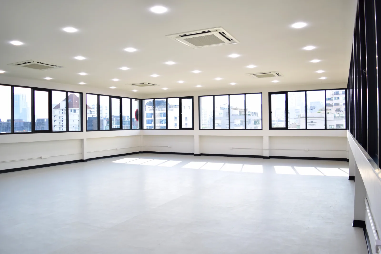 อาคารพลอยมิตร (Ploymit Building) ออฟฟิศให้เช่าสุขุมวิท 2 นานา–เพลินจิต ทำเล CBD ราคาคุ้มค่า ใกล้ BTS