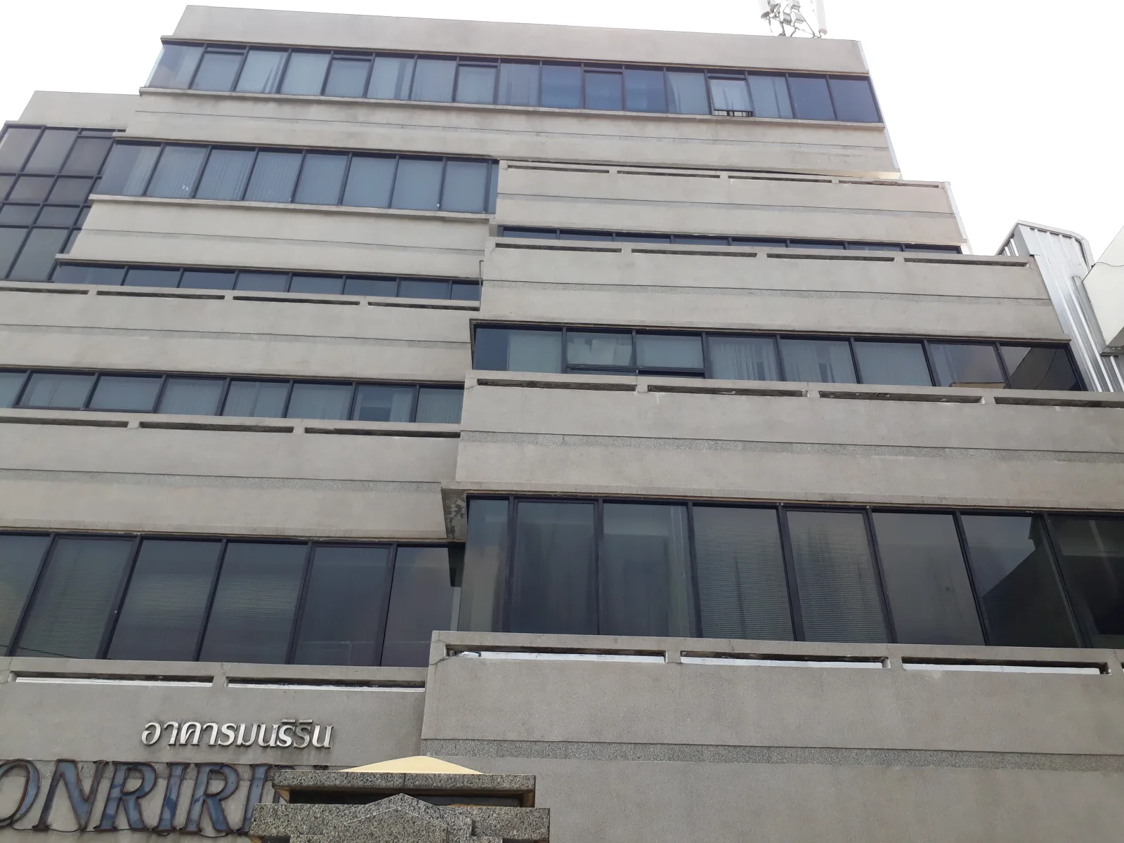 อาคาร มนริริน (MONRIRIN BUILDING) – สำนักงานให้เช่าใกล้ BTS อารีย์ ทำเลพหลโยธิน ราคาคุ้มค่าใจกลางพญาไท