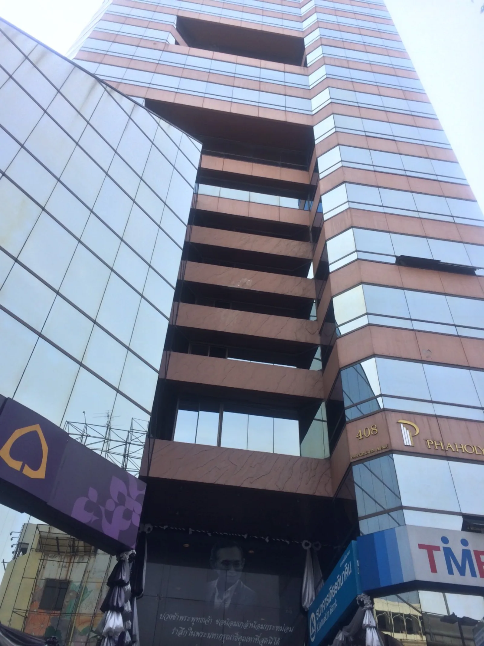 อาคารพหลโยธินเพลส (PHAHOLYOTHIN PLACE) – สำนักงานให้เช่าใกล้ BTS อารีย์ ตึกสูง 42 ชั้น ทำเล Prime อารีย์–พญาไท