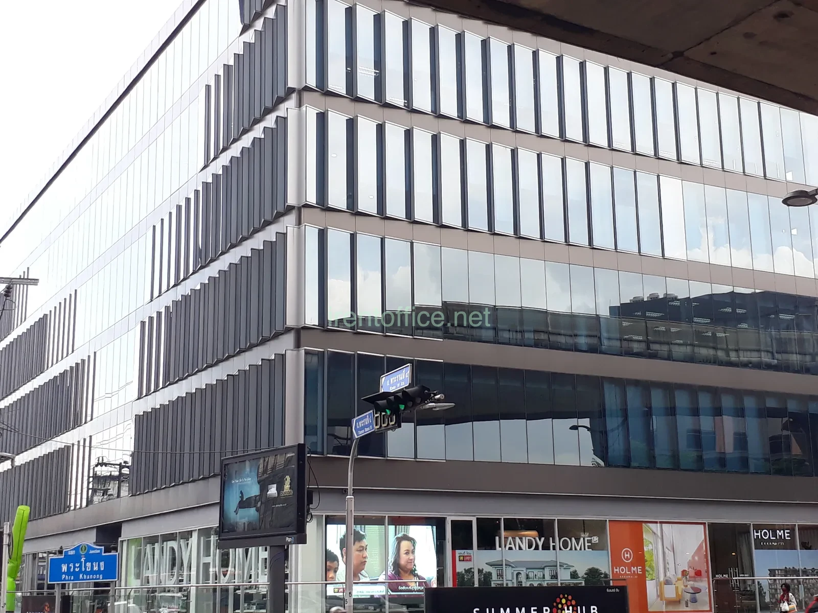 คลิกเพื่อดูรูปขนาดใหญ่ อาคารซัมเมอร์ฮับ ออฟฟิศ (Summer Hub Offices) เป็นออฟฟิศให้เช่าสุขุมวิท–พระโขนงที่โดดเด่นด้วยทำเลติด BTS และความเป็น Mixed-use ที่ครบทั้งที่ทำงานและไลฟ์สไตล์