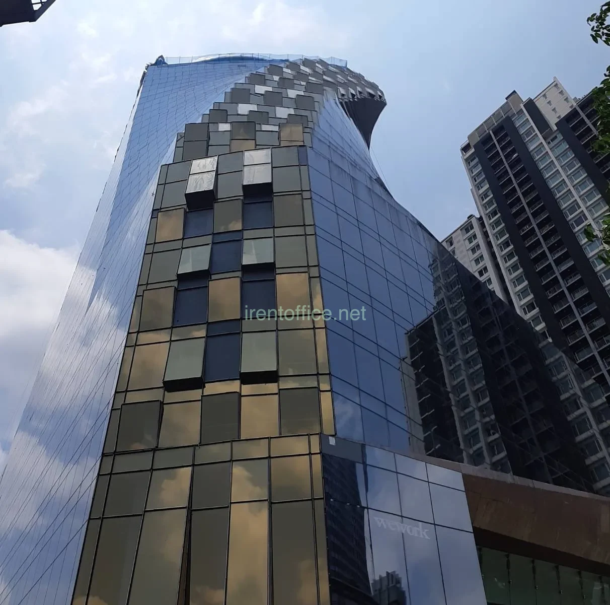 อาคารที-วัน (T-One Building) เป็นออฟฟิศให้เช่าสุขุมวิทระดับ Grade A ที่โดดเด่นด้วยทำเลติด BTS ทองหล่อ