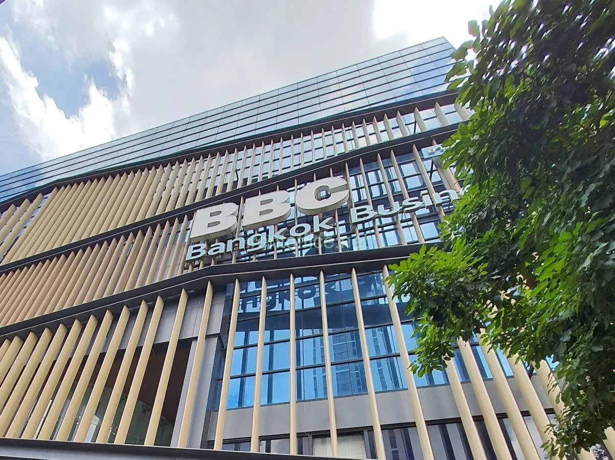 อาคารบางกอก บิสซิเนส เซ็นเตอร์ (Bangkok Business Center) เป็นออฟฟิศให้เช่าในโซนเอกมัย–ทองหล่อที่โดดเด่นด้วยทำเลไลฟ์สไตล์ระดับพรีเมียม 