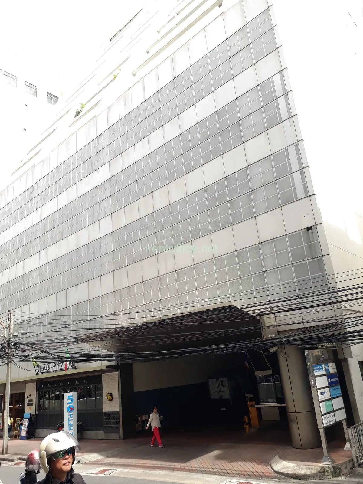 คลิกเพื่อดูรูปขนาดใหญ่ อาคารสิทธิวรกิจ (Sittiworakit Building) ออฟฟิศให้เช่าย่านสีลม-สาทร ทำเล CBD ใกล้ BTS ศาลาแดง และ MRT สีลม