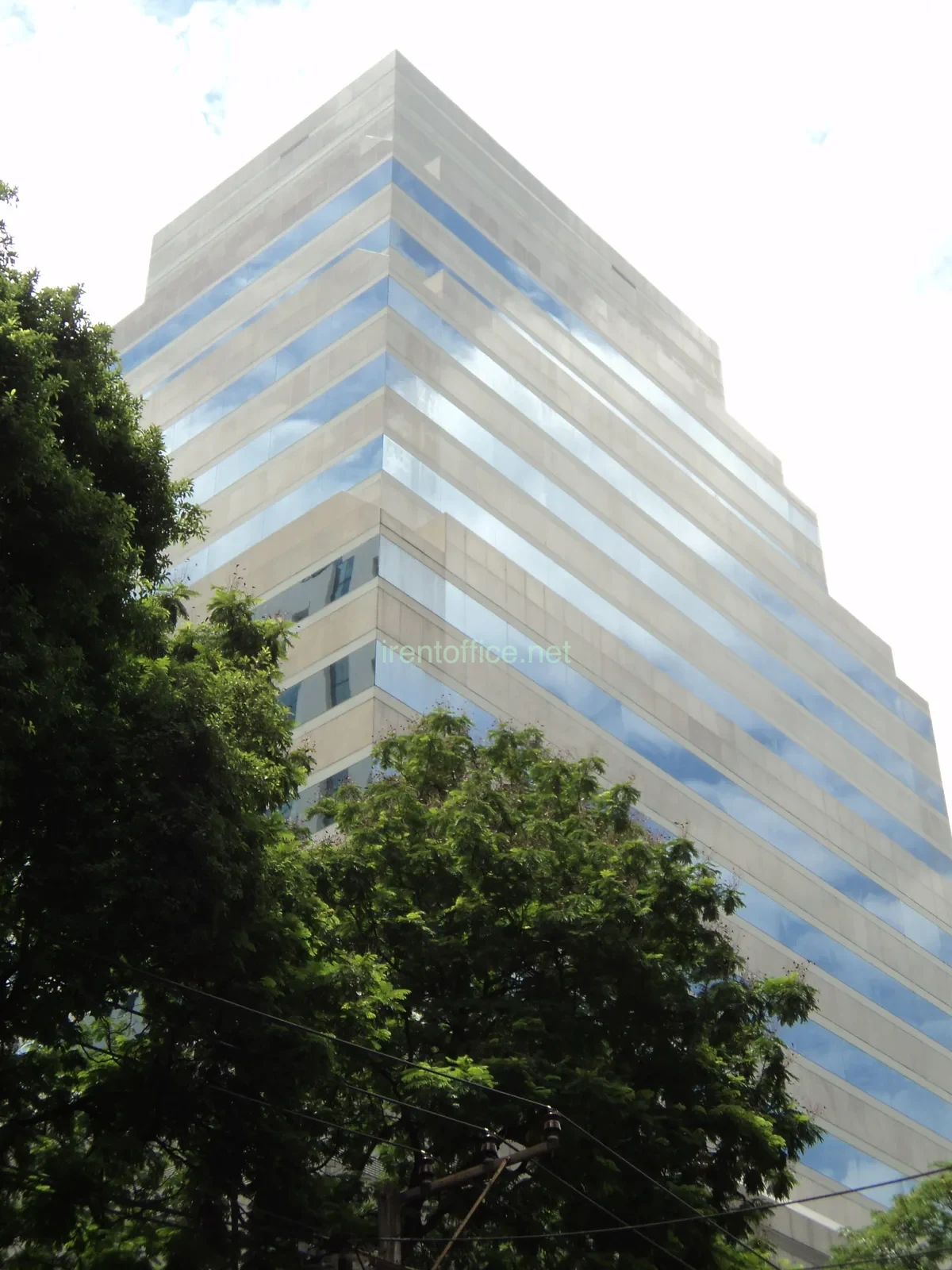 คลิกเพื่อดูรูปขนาดใหญ่ อาคารอัลม่า ลิ้งค์ (Alma Link Building) ออฟฟิศให้เช่าชิดลม–เพลินจิต ทำเล CBD ใกล้ BTS ชิดลม เดินเพียงไม่กี่นาที