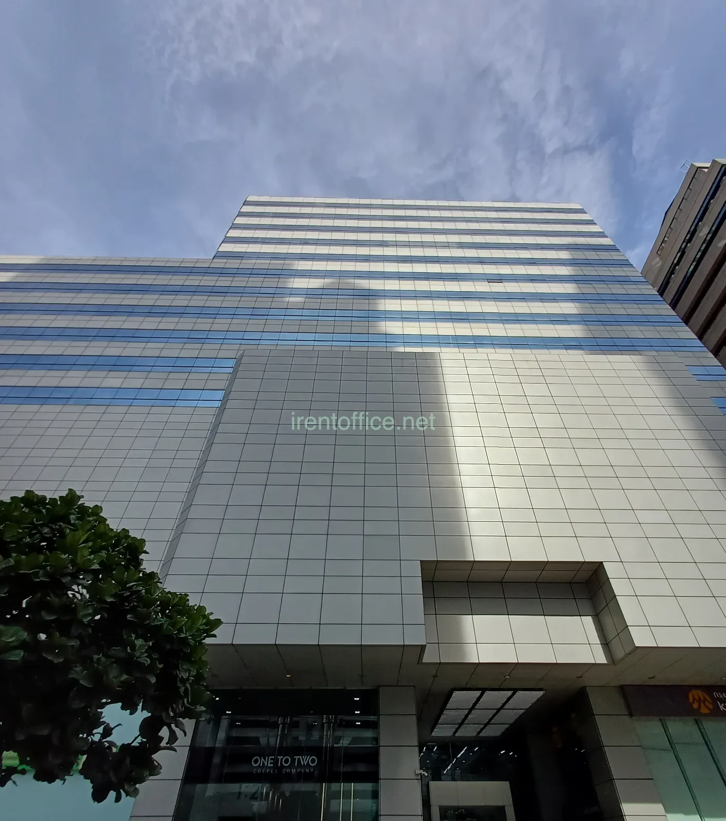 อาคารเสริมมิตร ทาวเวอร์ (SERM-MIT TOWER) – สำนักงานให้เช่าสุขุมวิท อโศก ทำเลธุรกิจศูนย์กลาง CBD กรุงเทพฯ