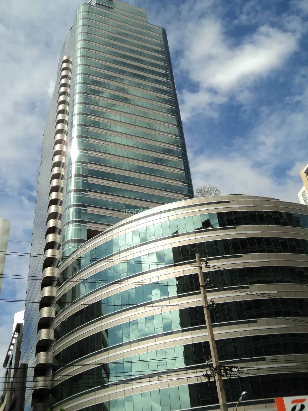 อาคารไทยซัมมิท ทาวเวอร์ (Thai Summit Tower)