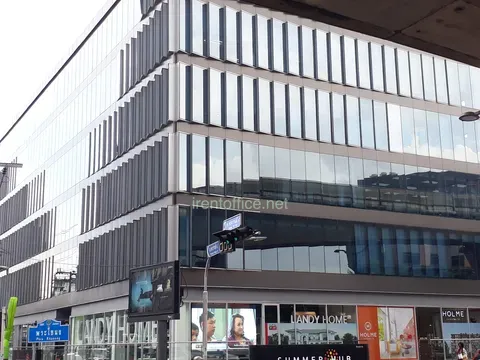 อาคารซัมเมอร์ฮับ ออฟฟิศ (Summer Hub Offices) เป็นออฟฟิศให้เช่าสุขุมวิท–พระโขนงที่โดดเด่นด้วยทำเลติด BTS และความเป็น Mixed-use ที่ครบทั้งที่ทำงานและไลฟ์สไตล์ 