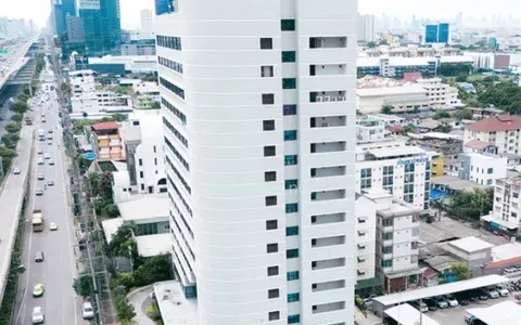 อาคาร ส ทาวเวอร์ บางนา ใกล้ MRTสีเหลืองสถานีศรีเอี่ยม และสนามบินสุวรรณภูมิ